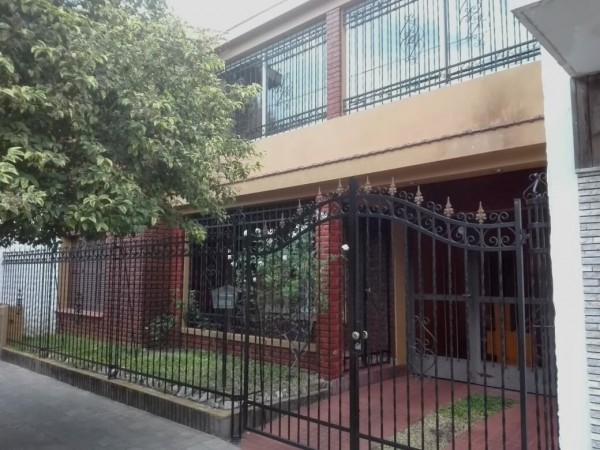 Casa con jardín y pileta 