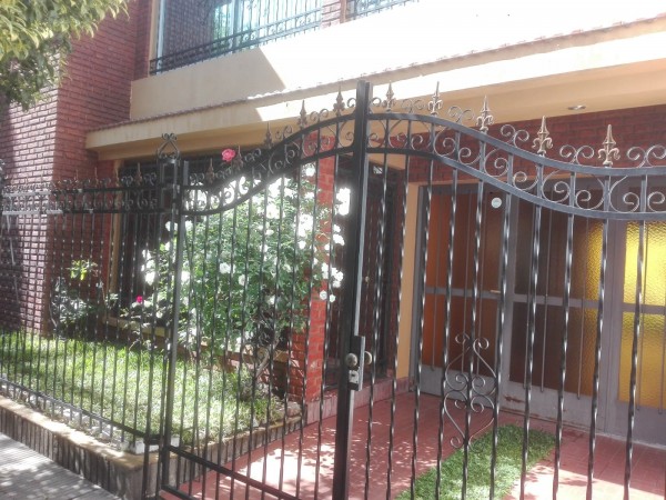 Casa con jardín y pileta 