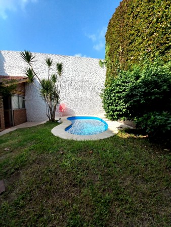 Casa con jardín y pileta 