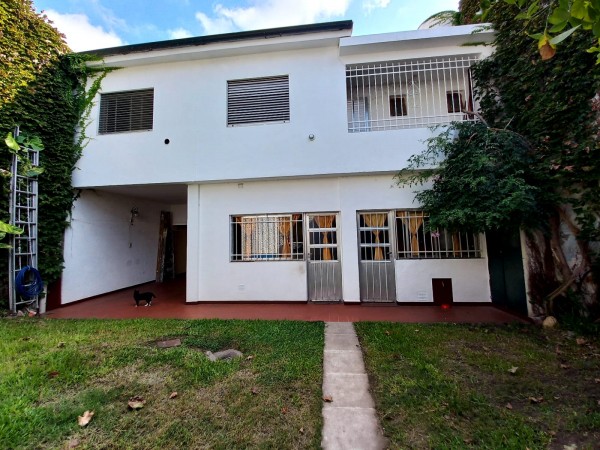 Casa con jardín y pileta 